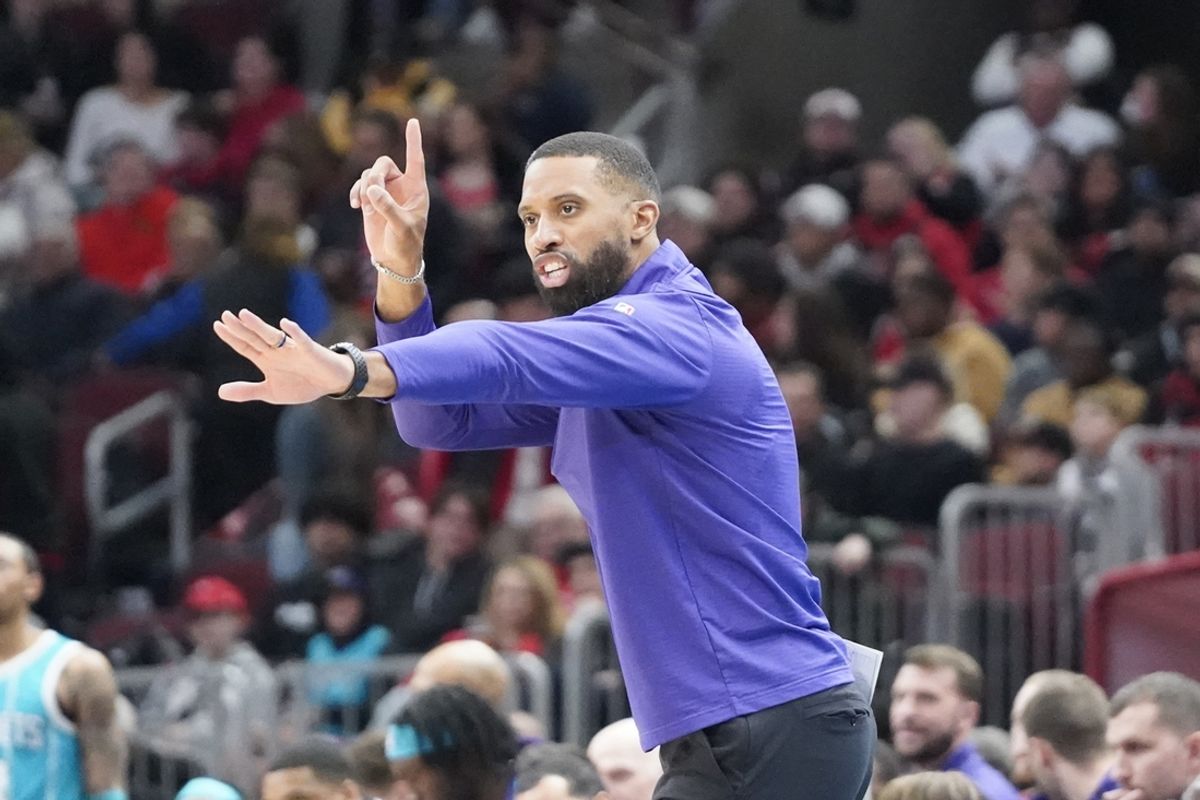 Jan 17, 2025; Chicago, Illinois, USA; Charlotte Hornets head coach Charles Lee gestures during the first quarter in a game against the Chicago Bulls at United Center. Mandatory Credit: David Banks-Imagn Images