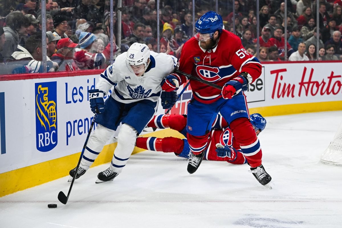 Jan 18, 2025; Montreal, Quebec, CAN; Toronto Maple Leafs right wing Pontus Holmberg (29) plays the puck agains tMontreal Canadiens defenseman David Savard (58) during the first period at Bell Centre. Mandatory Credit: David Kirouac-Imagn Images
