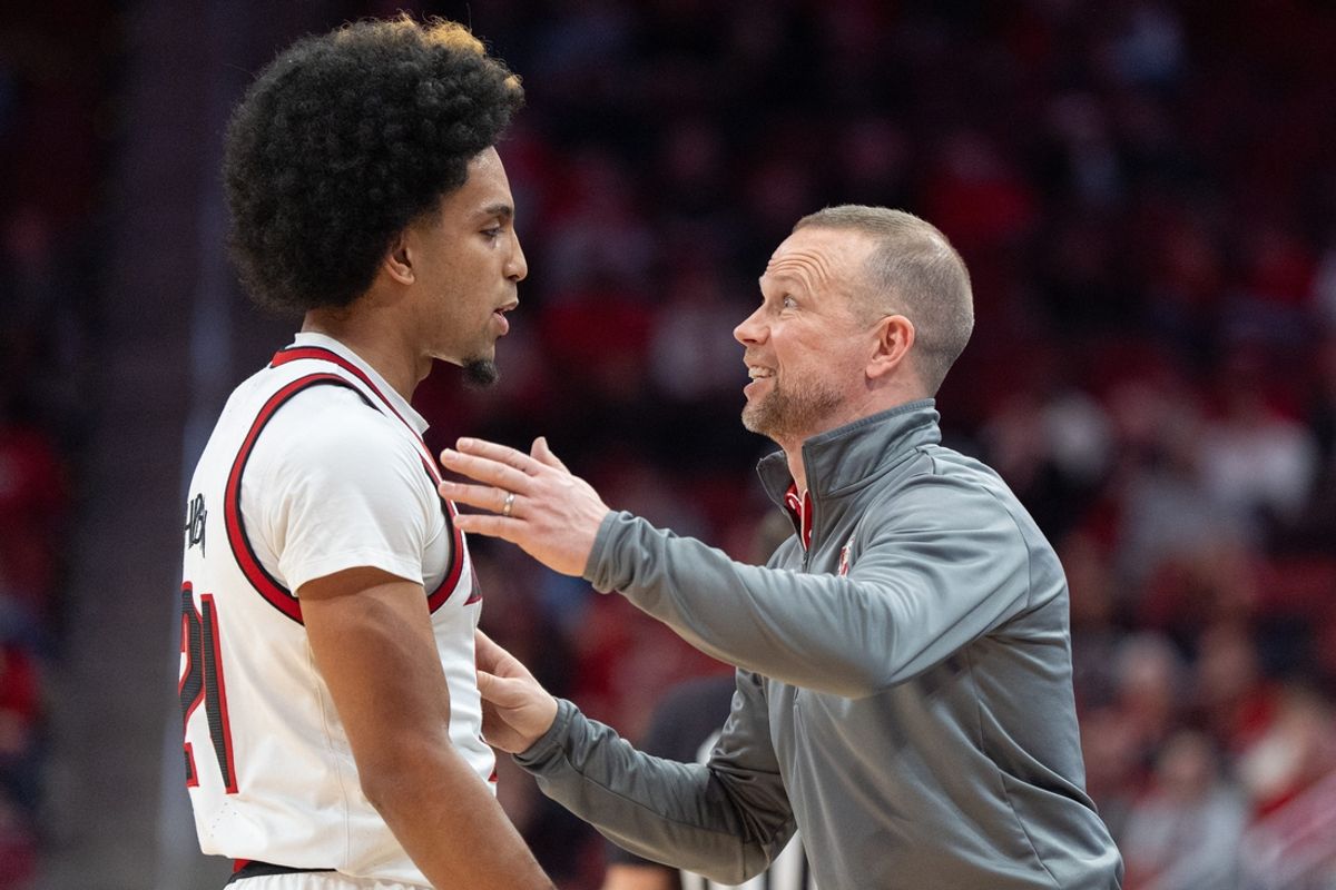 Louisville Cardinals head coach Pat Kelsey talks to Chucky Hepburn (24) during their game against the UTEP Miners on Wednesday, Dec. 11, 2024 at the KFC Yum! Center in Louisville, Ky.