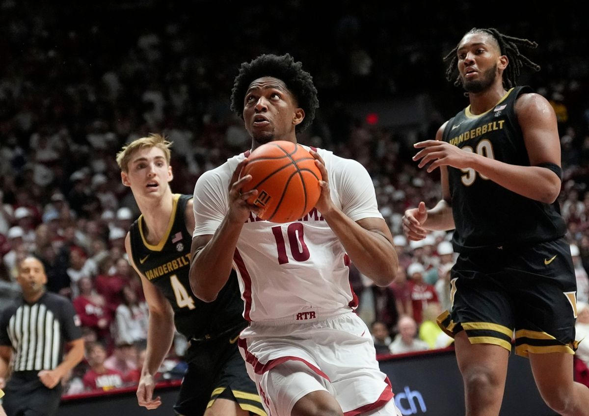 Jan 21, 2025; Tuscaloosa, AL, USA; Alabama forward Mouhamed Dioubate (10) drives for a shot past Vanderbilt guard Grant Huffman (4) and Vanderbilt guard Devin McGlockton (99) at Coleman Coliseum. Alabama defeated Vanderbilt 103-87. Mandatory Credit: Gary Cosby Jr.-Tuscaloosa News