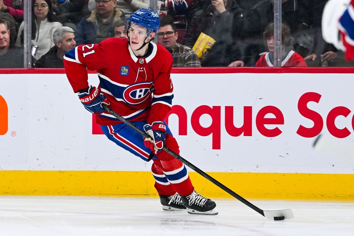 Jan 21, 2025; Montreal, Quebec, CAN; Montreal Canadiens defenseman Kaiden Guhle (21) plays the puck against the Tampa Bay Lightning during the second period at Bell Centre. Mandatory Credit: David Kirouac-Imagn Images