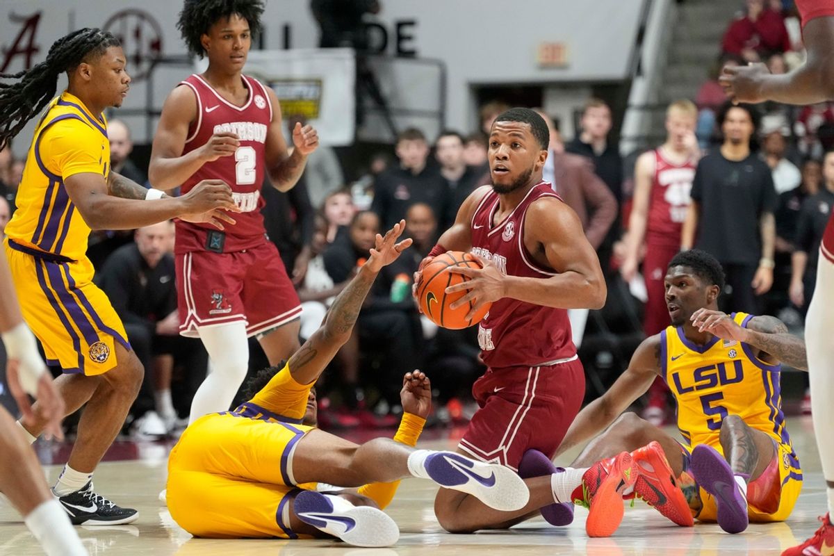 Jan 25, 2025; Tuscaloosa, AL, USA; Alabama guard Chris Youngblood (8) comes up with a loose ball and looks to pass during the game with LSU at Coleman Coliseum. Mandatory Credit: Gary Cosby Jr.-Tuscaloosa News