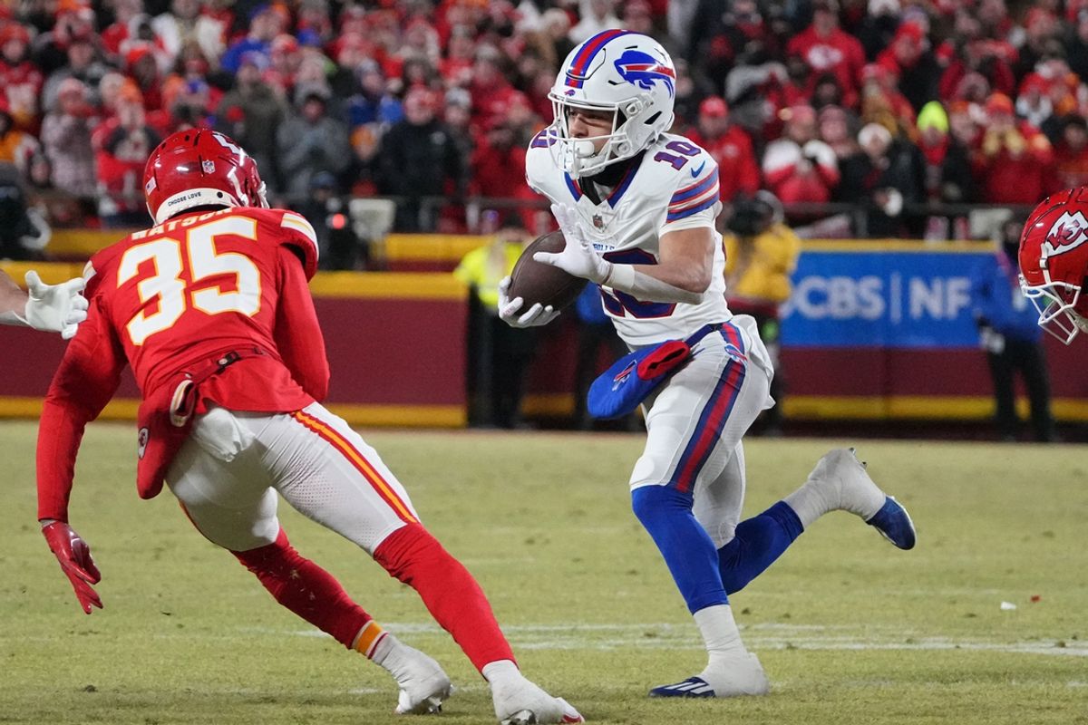 Jan 26, 2025; Kansas City, MO, USA; Buffalo Bills wide receiver Khalil Shakir (10) makes a catch against the Kansas City Chiefs in the AFC Championship game at GEHA Field at Arrowhead Stadium. Mandatory Credit: Denny Medley-Imagn Images