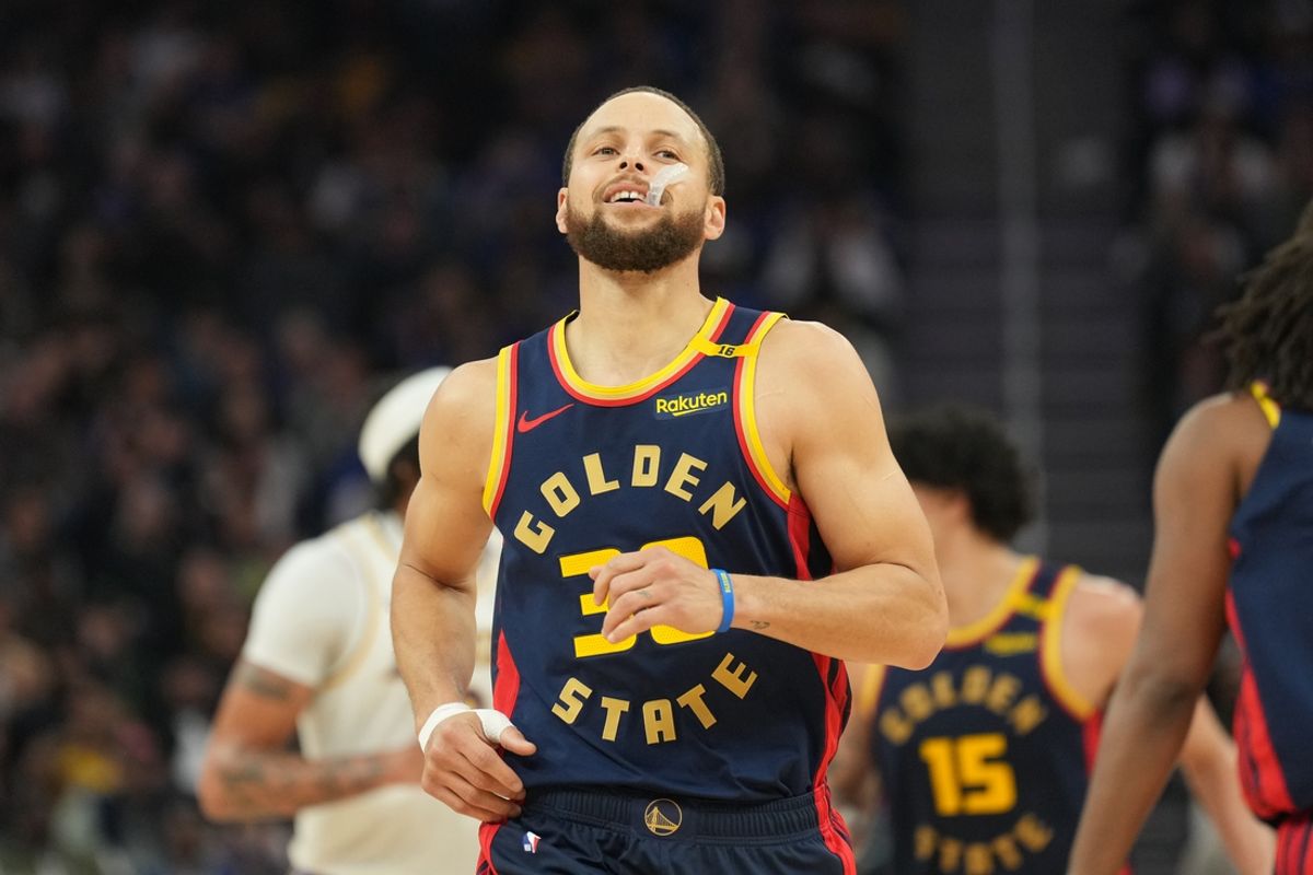 Jan 25, 2025; San Francisco, California, USA; Golden State Warriors guard Stephen Curry (center) during the second quarter against the Los Angeles Lakers at Chase Center. Mandatory Credit: Darren Yamashita-Imagn Images