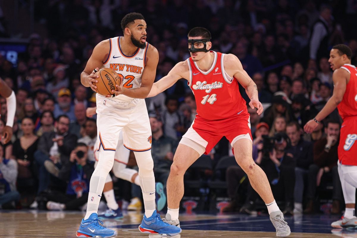 Jan 27, 2025; New York, New York, USA; New York Knicks center Karl-Anthony Towns (32) is guarded by Memphis Grizzlies center Zach Edey (14) during the first half at Madison Square Garden. Mandatory Credit: Vincent Carchietta-Imagn Images