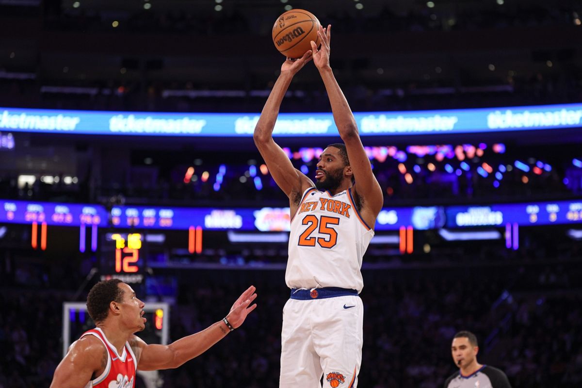 Jan 27, 2025; New York, New York, USA; New York Knicks forward Mikal Bridges (25) shoots the ball against the Memphis Grizzlies during the second half at Madison Square Garden. Mandatory Credit: Vincent Carchietta-Imagn Images