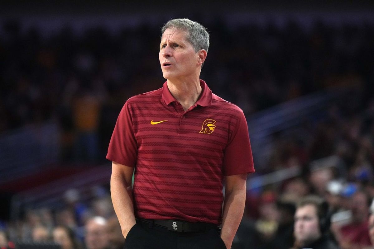 Jan 27, 2025; Los Angeles, California, USA; Southern California Trojans head coach Eric Musselman reacts against the UCLA Bruins at Galen Center. Mandatory Credit: Kirby Lee-Imagn Images
