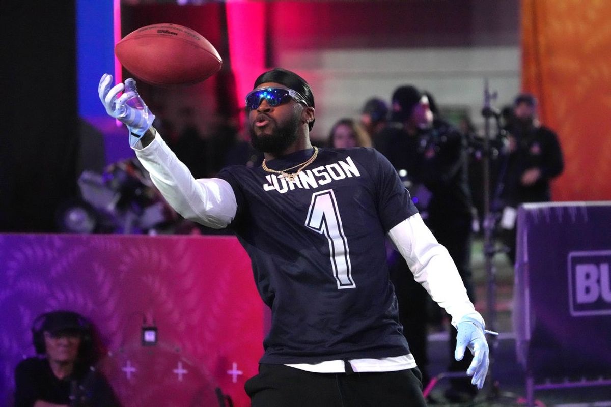 Jan 30, 2025; Orlando, FL, USA; NFC defensive back Jaylon Johnson of the Chicago Bears (1) catches the ball during the Satisfying Catch event at the Pro Bowl Skills Challenge at Nicholson Fieldhouse. Mandatory Credit: Kirby Lee-Imagn Images