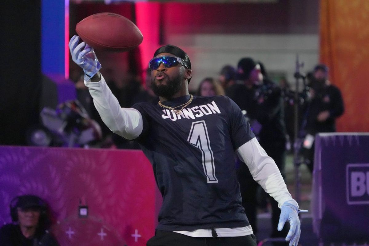Jan 30, 2025; Orlando, FL, USA; NFC defensive back Jaylon Johnson of the Chicago Bears (1) catches the ball during the Satisfying Catches event at the Pro Bowl Skills Challenge at Nicholson Fieldhouse. Mandatory Credit: Kirby Lee-Imagn Images