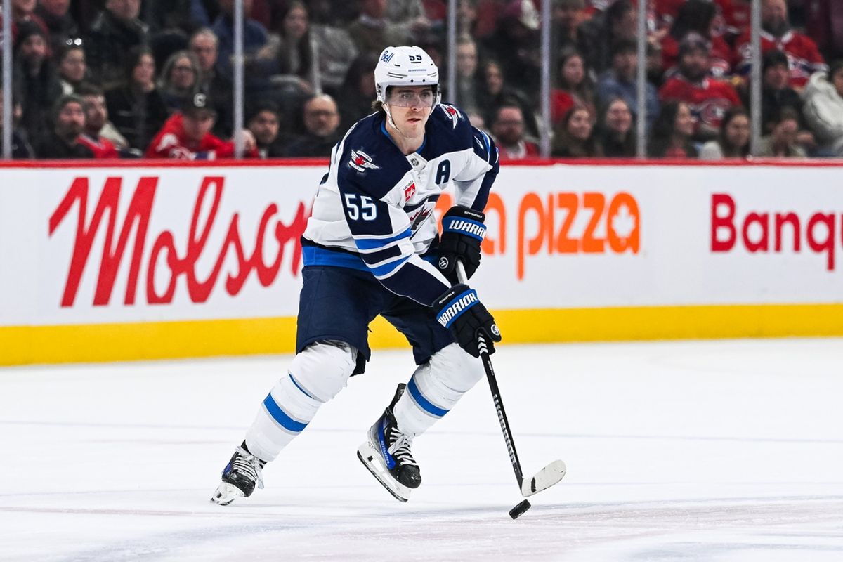 Jan 28, 2025; Montreal, Quebec, CAN; Winnipeg Jets center Mark Scheifele (55) plays the puck against the Montreal Canadiens during the third period at Bell Centre. Mandatory Credit: David Kirouac-Imagn Images