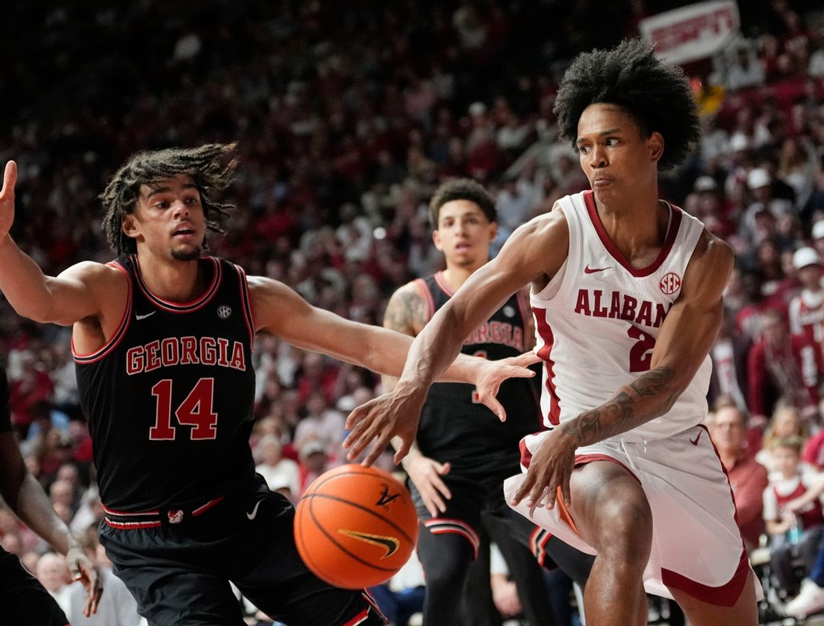 Feb 1, 2025; Tuscaloosa, AL, USA; Alabama guard Aden Holloway (2) makes a pass in front of Georgia forward Asa Newell (14) at Coleman Coliseum. Mandatory Credit: Gary Cosby Jr.-Tuscaloosa News