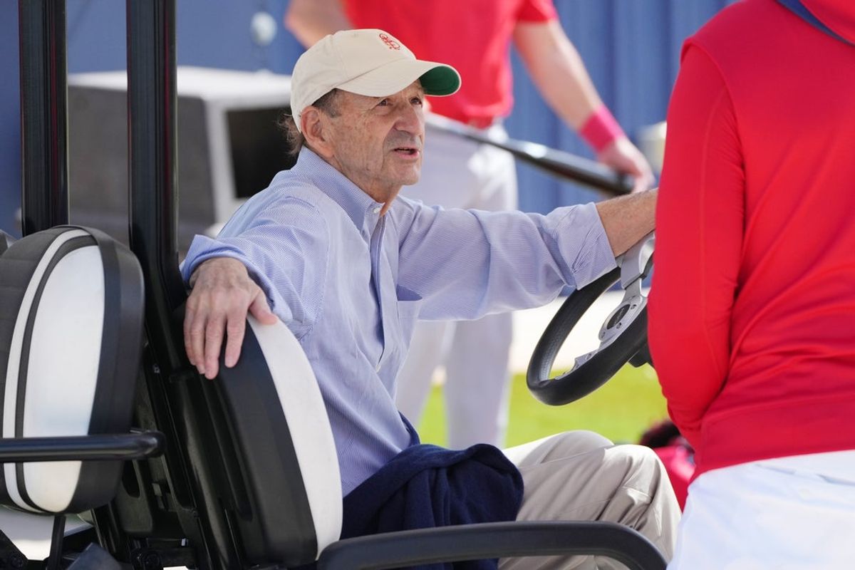12 de fevereiro de 2025; Júpiter, FL, EUA; O proprietário do St. Louis Cardinals, William Orville DeWitt Jr., participa do treinamento de primavera. Crédito obrigatório: Jim Rassol-Imagn Images.