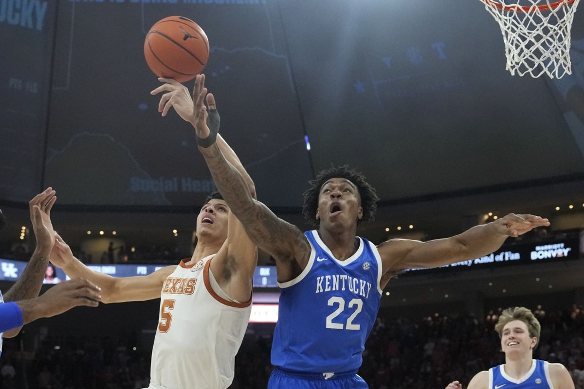 Feb 15, 2025; Austin, Texas, USA; Kentucky Wildcats center Amari Williams (22) and Texas Longhorns forward Kadin Shedrick (5) battle for the loose ball during the first half at Moody Center. Mandatory Credit: Scott Wachter-Imagn Images