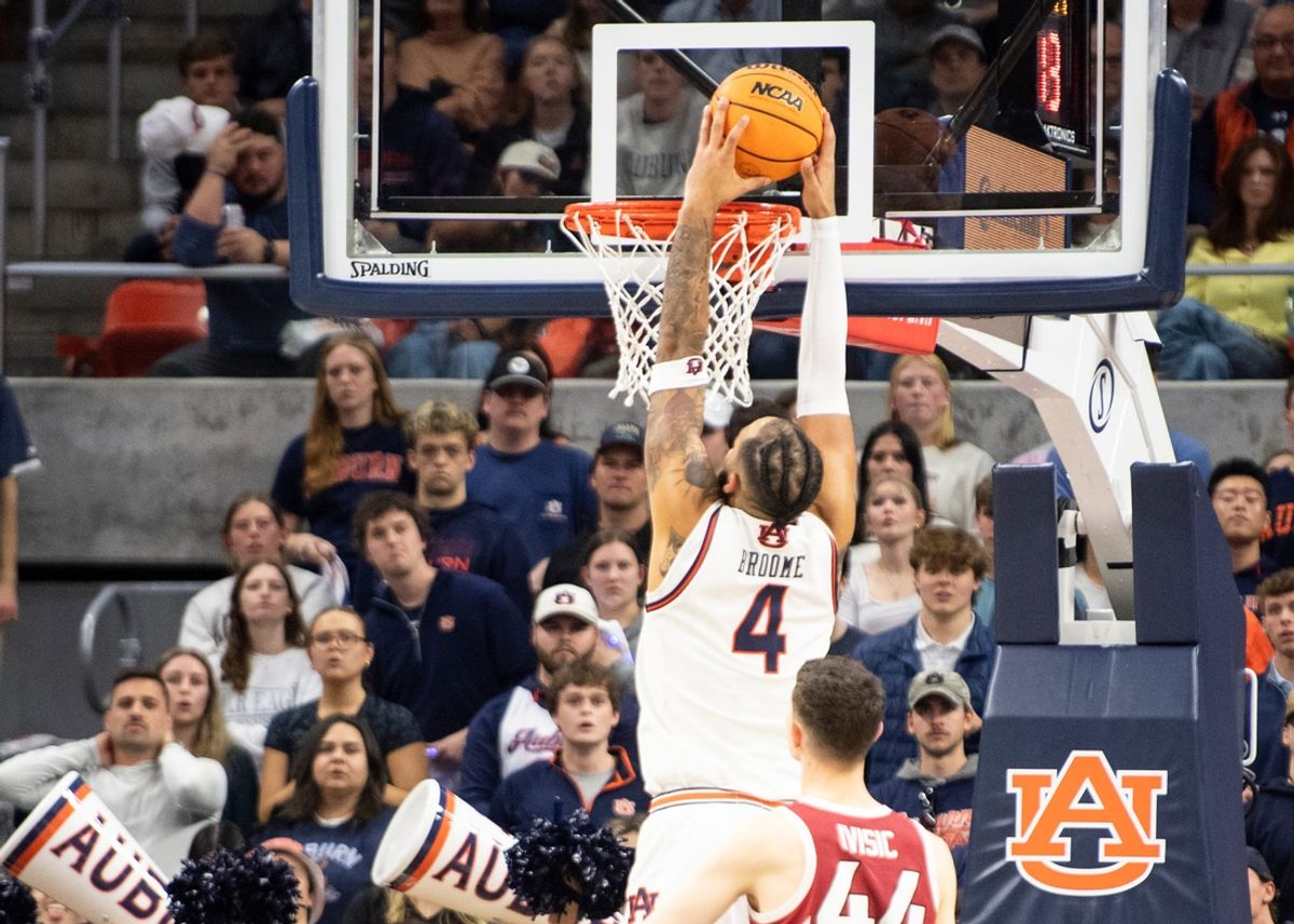 Auburn Tigers forward Johni Broome (4) dunks the ball as Auburn Tigers take on Arkansas Razorbacks at Neville Arena in Auburn, Ala., on Wednesday, Feb. 19, 2025. Auburn Tigers lead Arkansas Razorbacks 33-27 at halftime.