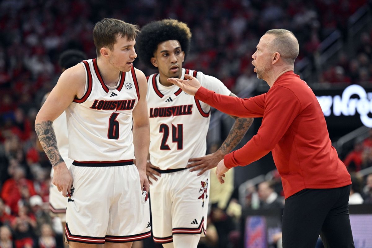 Feb 22, 2025; Louisville, Kentucky, USA;  Louisville Cardinals head coach Pat Kelsey talks with guard Reyne Smith (6) and guard Chucky Hepburn (24) during the first half against the Florida State Seminoles at KFC Yum! Center. Mandatory Credit: Jamie Rhodes-Imagn Images