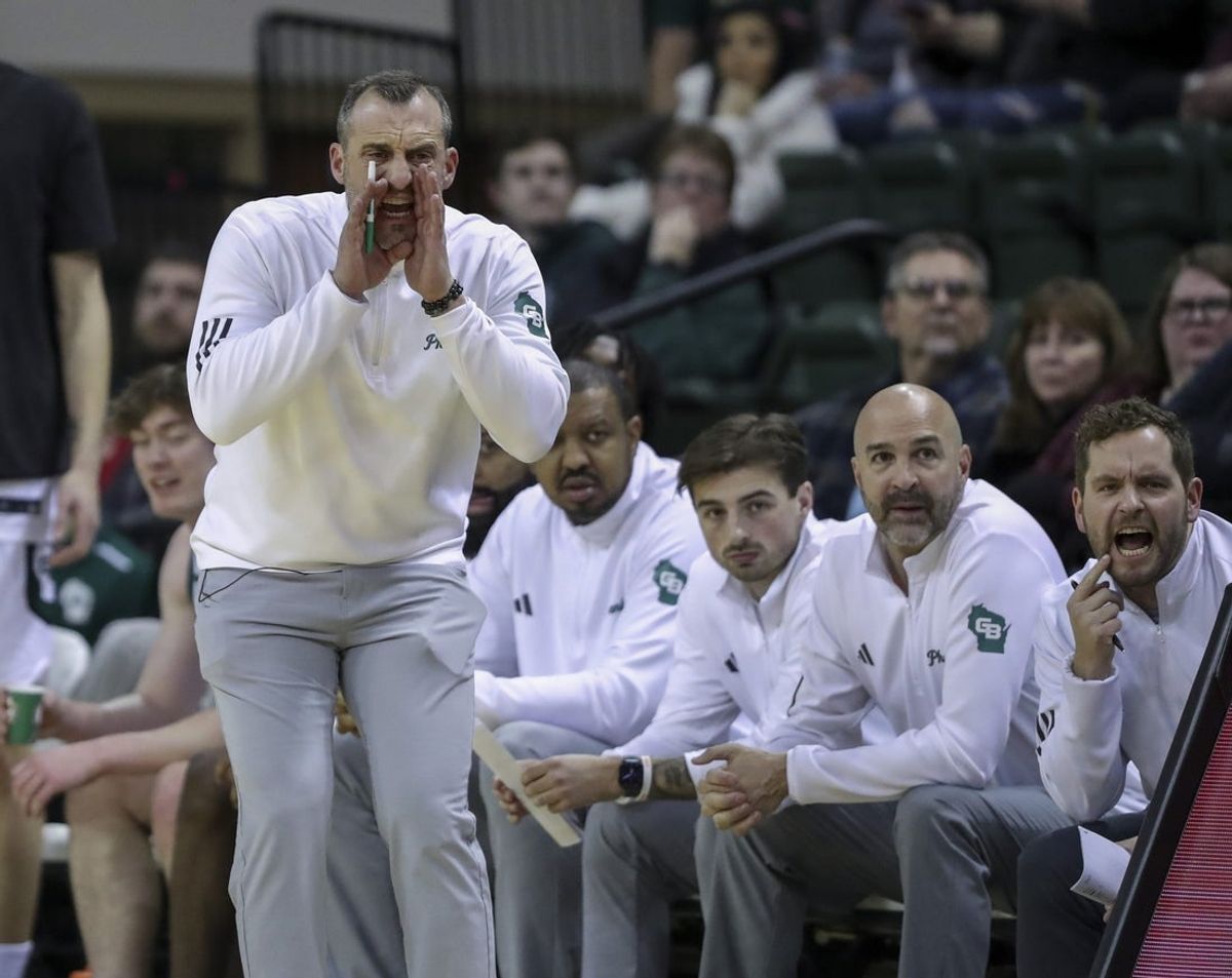 O técnico de basquete masculino da UWGB, Doug Gottlieb, reage durante um jogo contra o Northern Kentucky em 14 de fevereiro no Kress Center em Green Bay. O UWGB perdeu por 73-60, estendendo a seqüência de derrotas do time para 21 jogos.