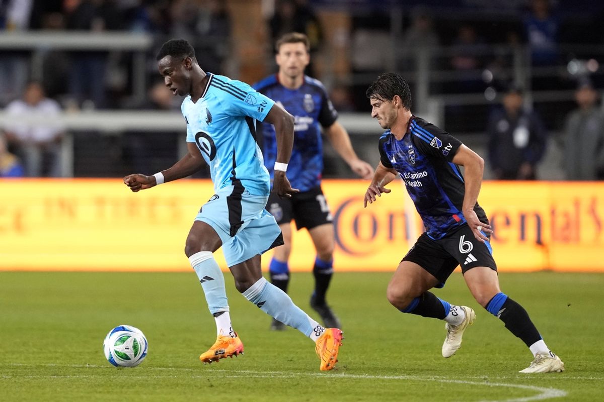 Mar 8, 2025; San Jose, California, USA; Minnesota United forward Kelvin Yeboah (left) dribbles against San Jose Earthquakes midfielder Ian Harkes (6) during the first half at PayPal Park. Mandatory Credit: Darren Yamashita-Imagn Images
