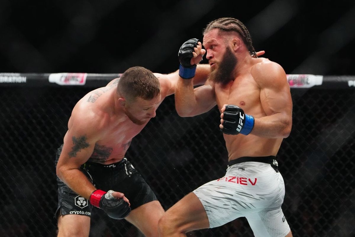 8 de março de 2025; Las Vegas, Nevada, EUA; Justin Gaethje (luvas vermelhas) luta contra Rafael Fiziev (luvas azuis) durante o UFC 313 na T-Mobile Arena. Crédito obrigatório: Stephen R. Sylvanie-Imagn Images
