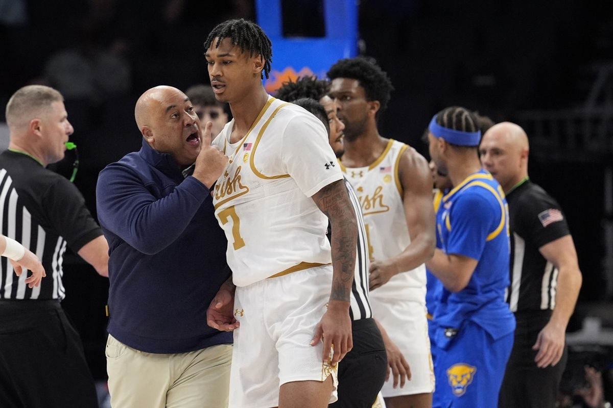 Mar 11, 2025; Charlotte, NC, USA; Notre Dame Fighting Irish head coach Micah Shrewsberry talks with Notre Dame Fighting Irish forward Tae Davis (7) after he fouls a Pittsburgh Panthers player during the first half at Spectrum Center. Mandatory Credit: Jim Dedmon-Imagn Images