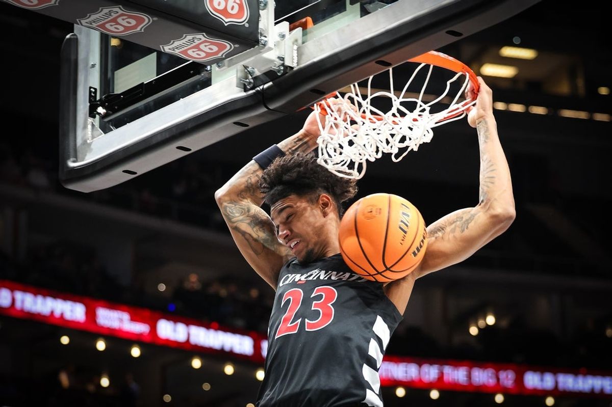 Mar 12, 2025; Kansas City, MO, USA; Cincinnati Bearcats forward Dillon Mitchell (23) dunks during the second half against the Iowa State Cyclones at T-Mobile Center. Mandatory Credit: William Purnell-Imagn Images