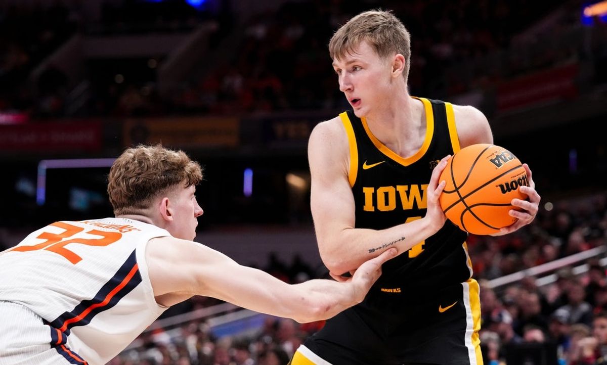 Iowa Hawkeyes guard Josh Dix (4) hesitates before rushing past Illinois Fighting Illini guard Kasparas Jakucionis (32) on Thursday, March 13, 2025, during the second round of the men's Big Ten tournament at Gainbridge Fieldhouse in Indianapolis. The Illinois Fighting Illini defeated the Iowa Hawkeyes, 106-94.