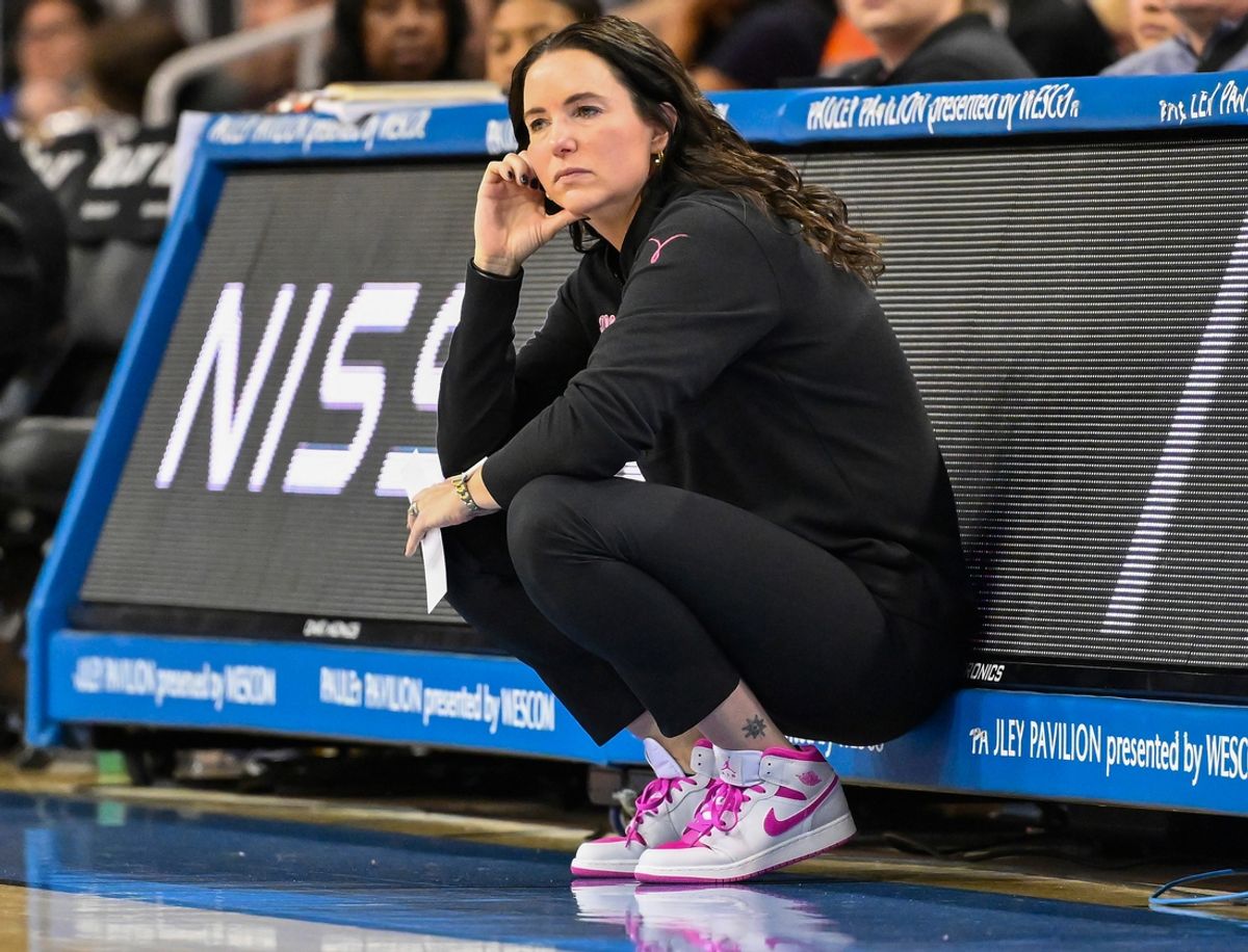 Feb 20, 2025; Los Angeles, California, USA; Illinois Fighting Illini head coach Shauna Green during the third quarter against the UCLA Bruins at Pauley Pavilion presented by Wescom. Mandatory Credit: Robert Hanashiro-Imagn Images