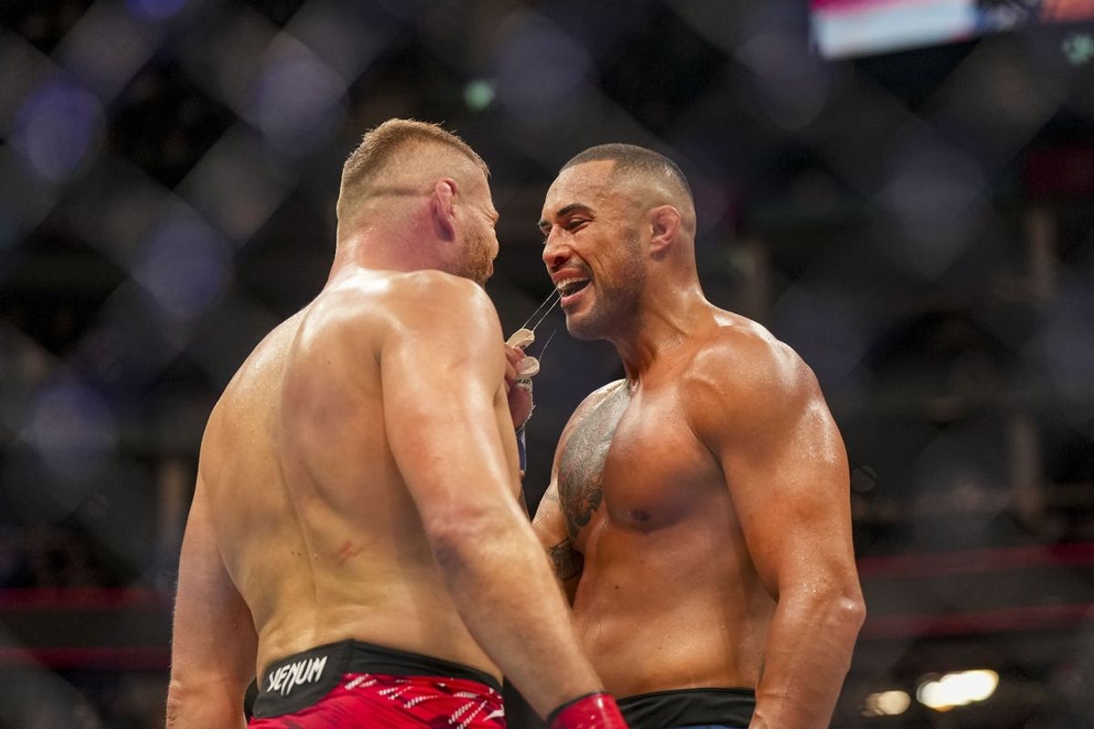 Mar 22, 2025; London, England, United Kingdom; Jan Blachowicz (red gloves) fights against Carlos Ulberg (blue gloves) during UFC Fight Night at O2 Arena. Mandatory Credit: Peter van den Berg-Imagn Images