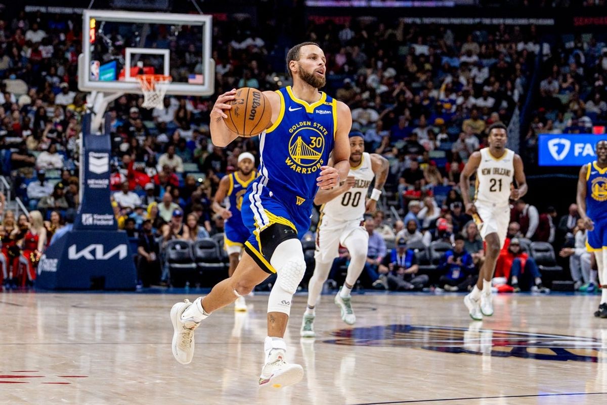 Mar 28, 2025; New Orleans, Louisiana, USA;  Golden State Warriors guard Stephen Curry (30) brings the ball up court against the New Orleans Pelicans during the second half at Smoothie King Center. Mandatory Credit: Stephen Lew-Imagn Images