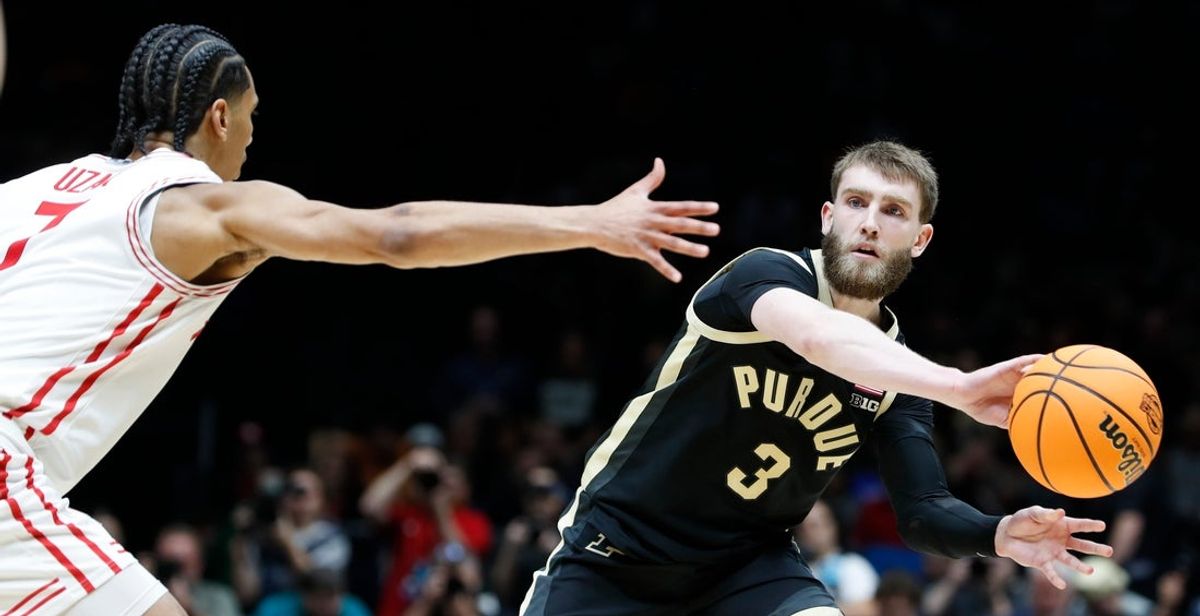 Houston Cougars guard Milos Uzan (7) defends the pass of Purdue Boilermakers guard Braden Smith (3) Friday, March 28, 2025, during the NCAA Tournament Sweet 16 game at Lucas Oil Stadium in Indianapolis. Houston Cougars won 62-60.