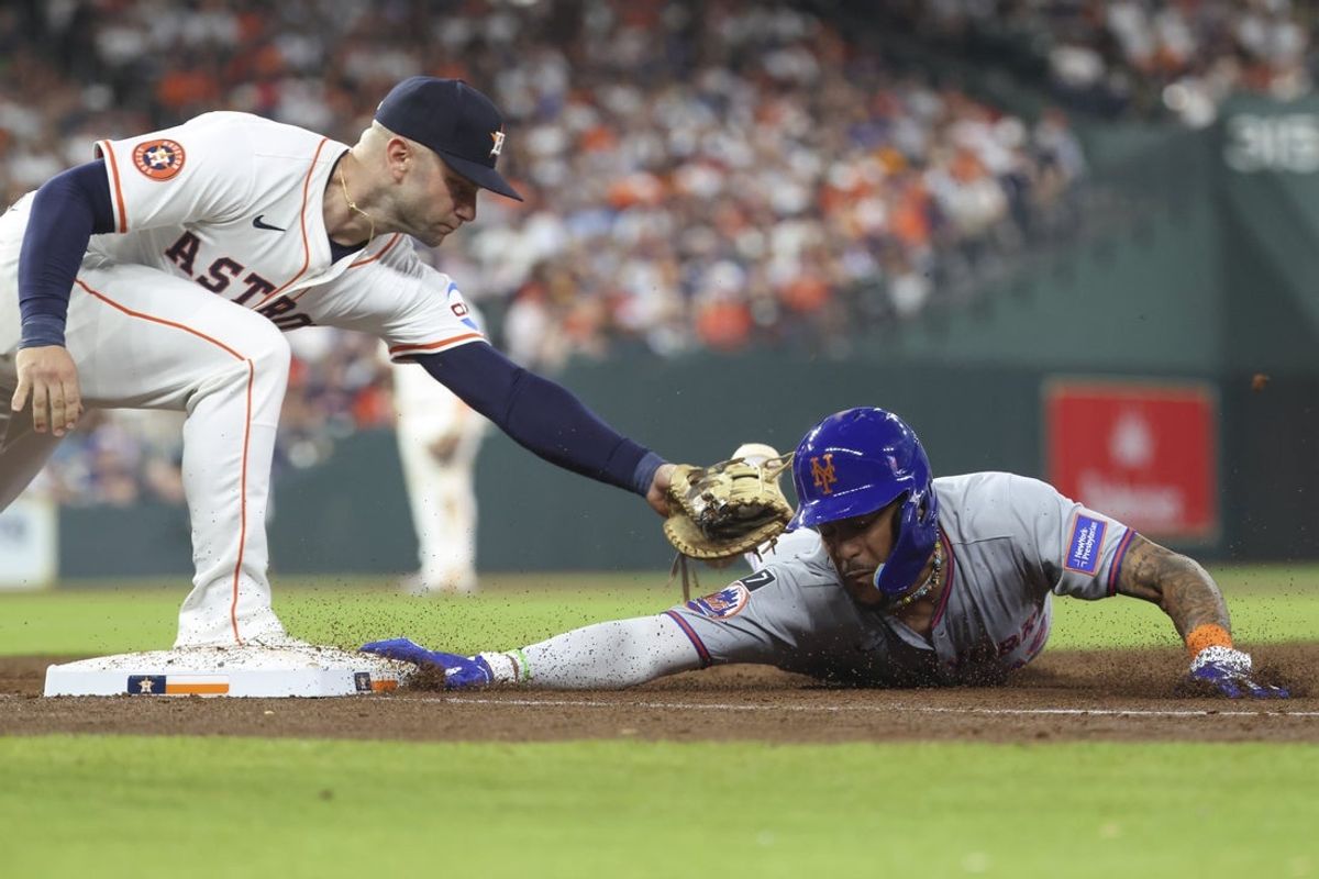 Mar 29, 2025; Houston, Texas, USA; New York Mets center fielder Jose Siri (19) is safe as Houston Astros first baseman Christian Walker (8) attempts to apply a tag on a throw to first during the sixth inning at Daikin Park. Mandatory Credit: Troy Taormina-Imagn Images
