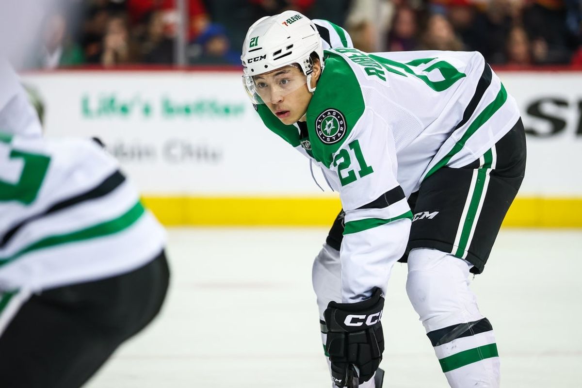 Mar 27, 2025; Calgary, Alberta, CAN; Dallas Stars left wing Jason Robertson (21) against the Calgary Flames during the third period at Scotiabank Saddledome. Mandatory Credit: Sergei Belski-Imagn Images