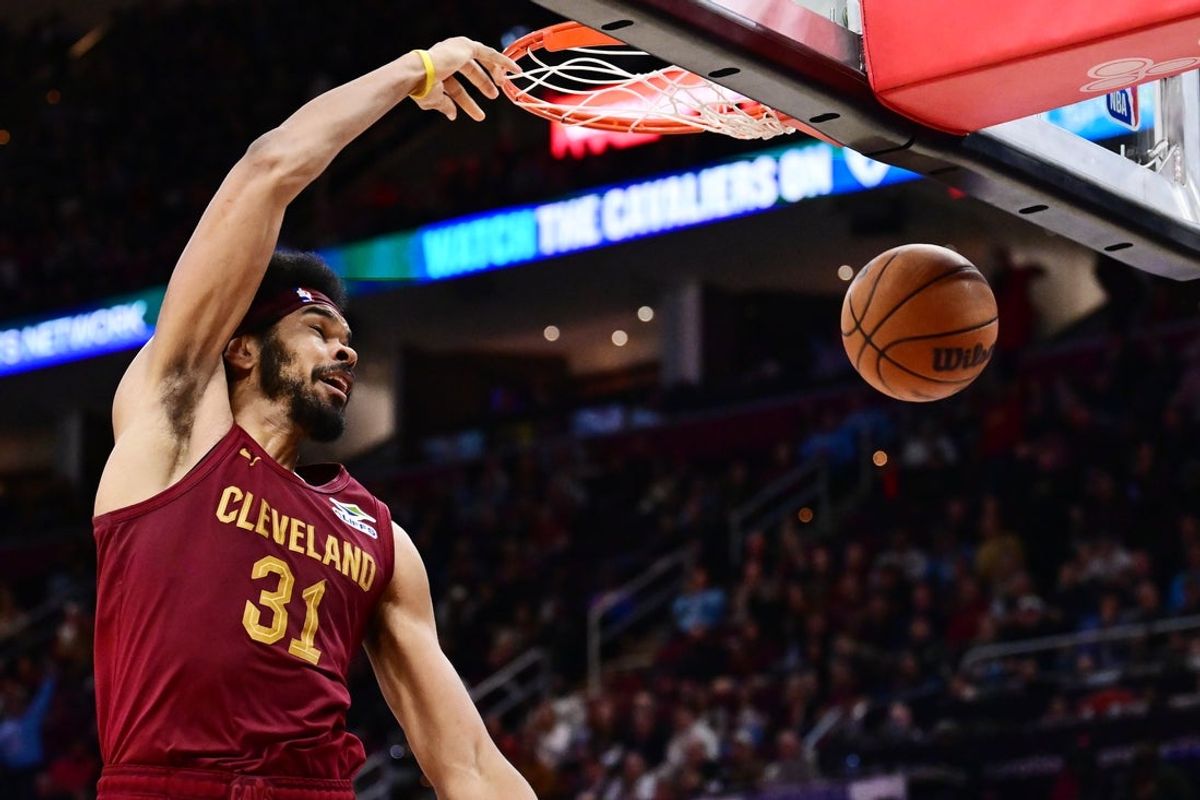 Apr 2, 2025; Cleveland, Ohio, USA; Cleveland Cavaliers center Jarrett Allen (31) dunks during the second half against the New York Knicks at Rocket Arena. Mandatory Credit: Ken Blaze-Imagn Images