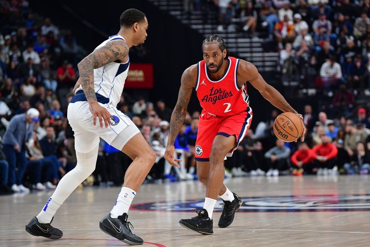 Apr 4, 2025; Inglewood, California, USA; Los Angeles Clippers forward Kawhi Leonard (2) moves the ball against Dallas Mavericks forward P.J. Washington (25) during the first half at Intuit Dome. Mandatory Credit: Gary A. Vasquez-Imagn Images