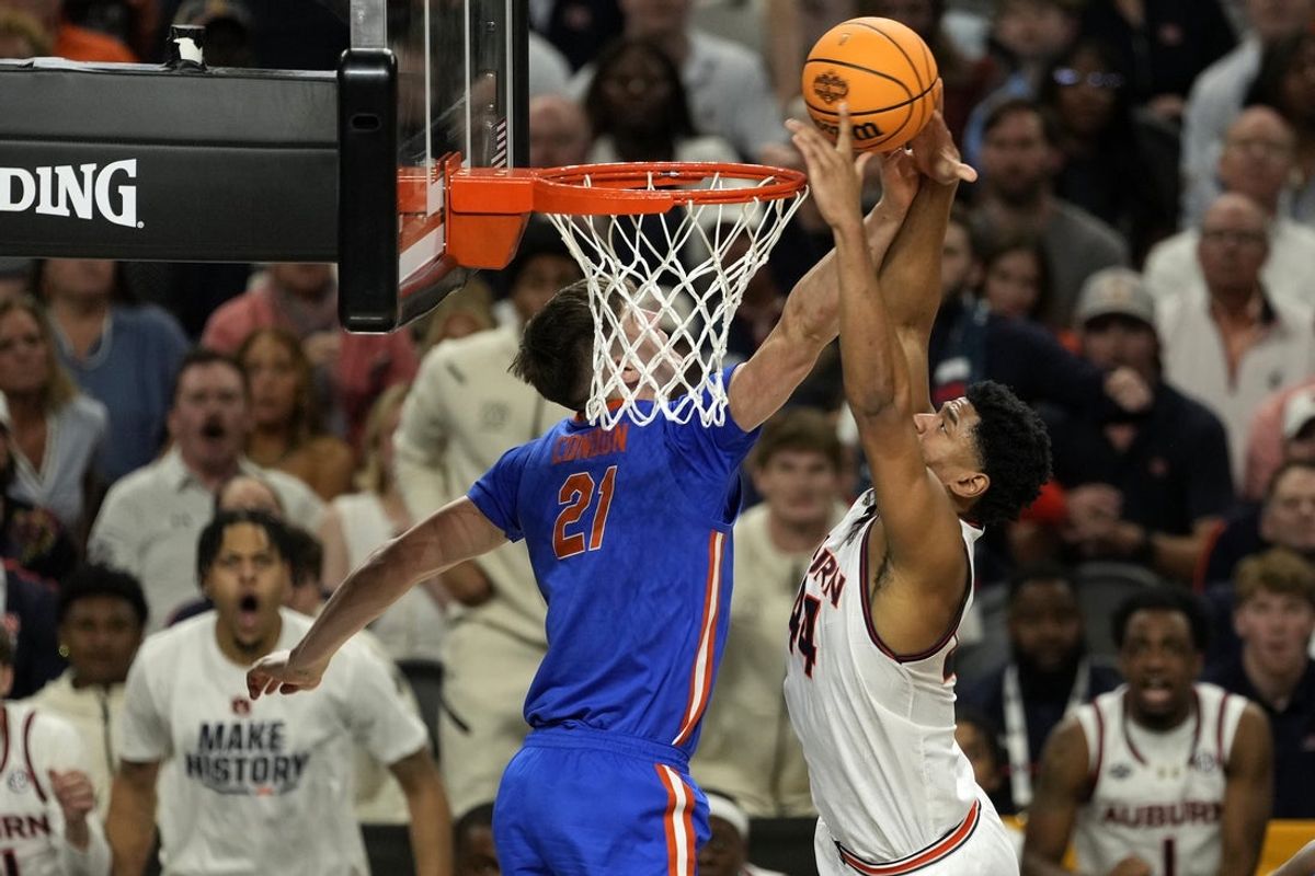 Apr 5, 2025; San Antonio, TX, USA; Auburn Tigers center Dylan Cardwell (44) misses a dunk on Florida Gators forward Alex Condon (21) during the second half in the semifinals of the men's Final Four of the 2025 NCAA Tournament at Alamodome. Mandatory Credit: Scott Wachter-Imagn Images