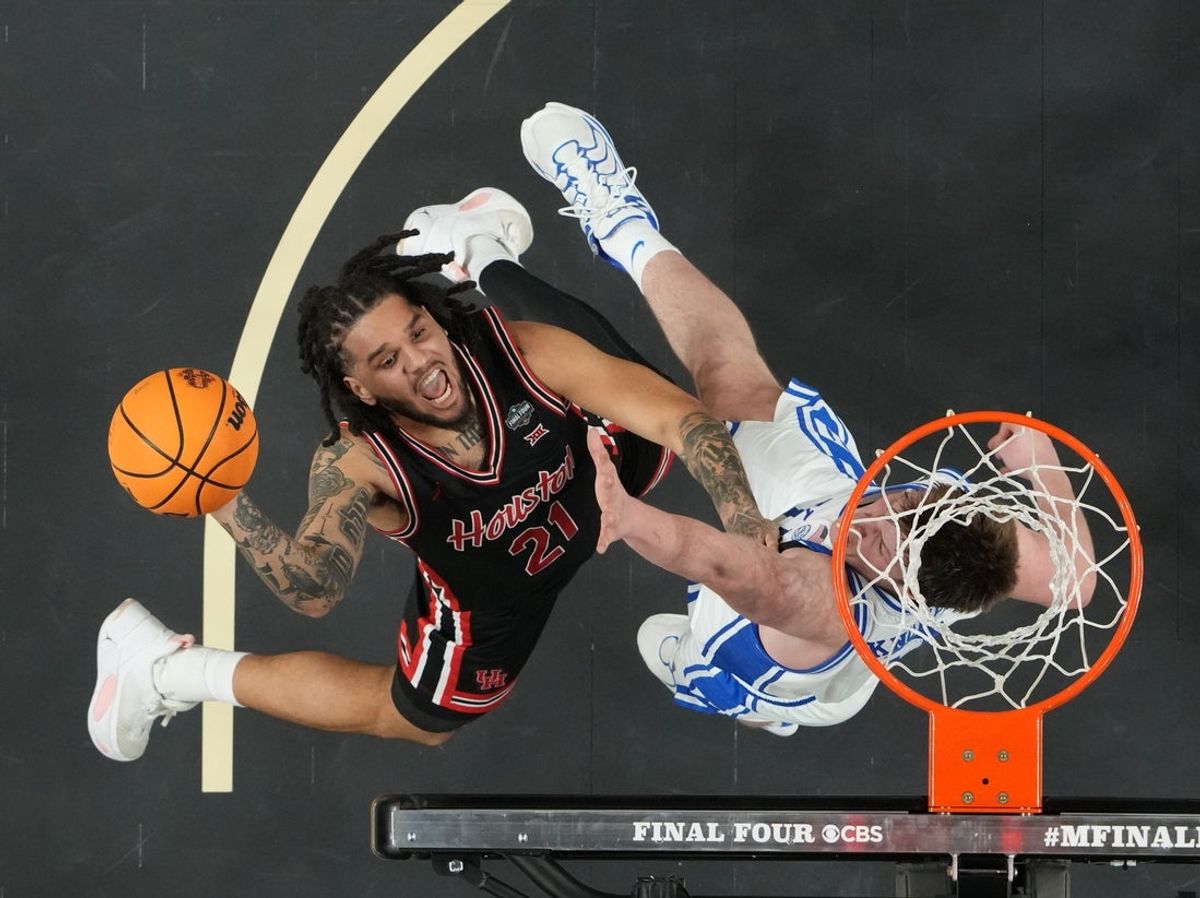 Apr 5, 2025; San Antonio, TX, USA;  Houston Cougars guard Emanuel Sharp (21) goes up for a shot against Duke Blue Devils guard Kon Knueppel (7) in the semifinals of the men's Final Four of the 2025 NCAA Tournament at the Alamodome. Mandatory Credit: Robert Deutsch-Imagn Images