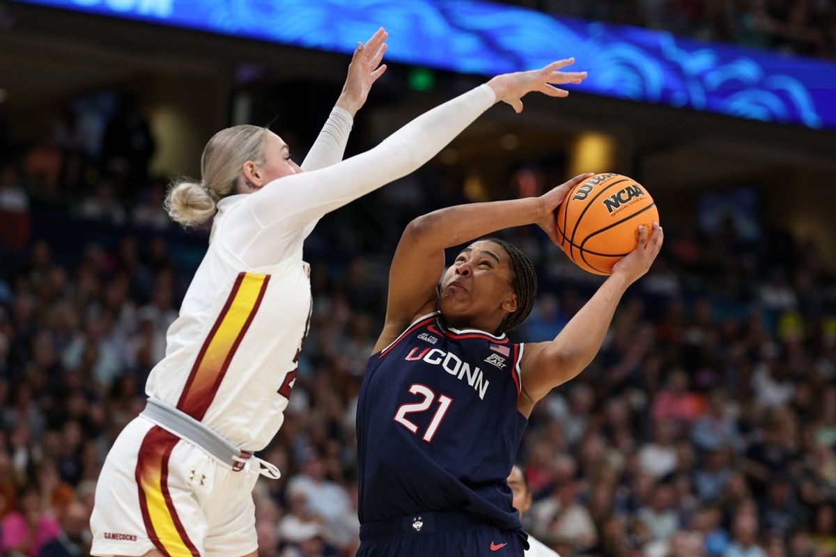 Apr 6, 2025; Tampa, FL, USA; Connecticut Huskies forward Sarah Strong (21) shoots the ball against South Carolina Gamecocks forward Chloe Kitts (21) during the first half during the national championship of the women's 2025 NCAA tournament at Amalie Arena. Mandatory Credit: Nathan Ray Seebeck-Imagn Images