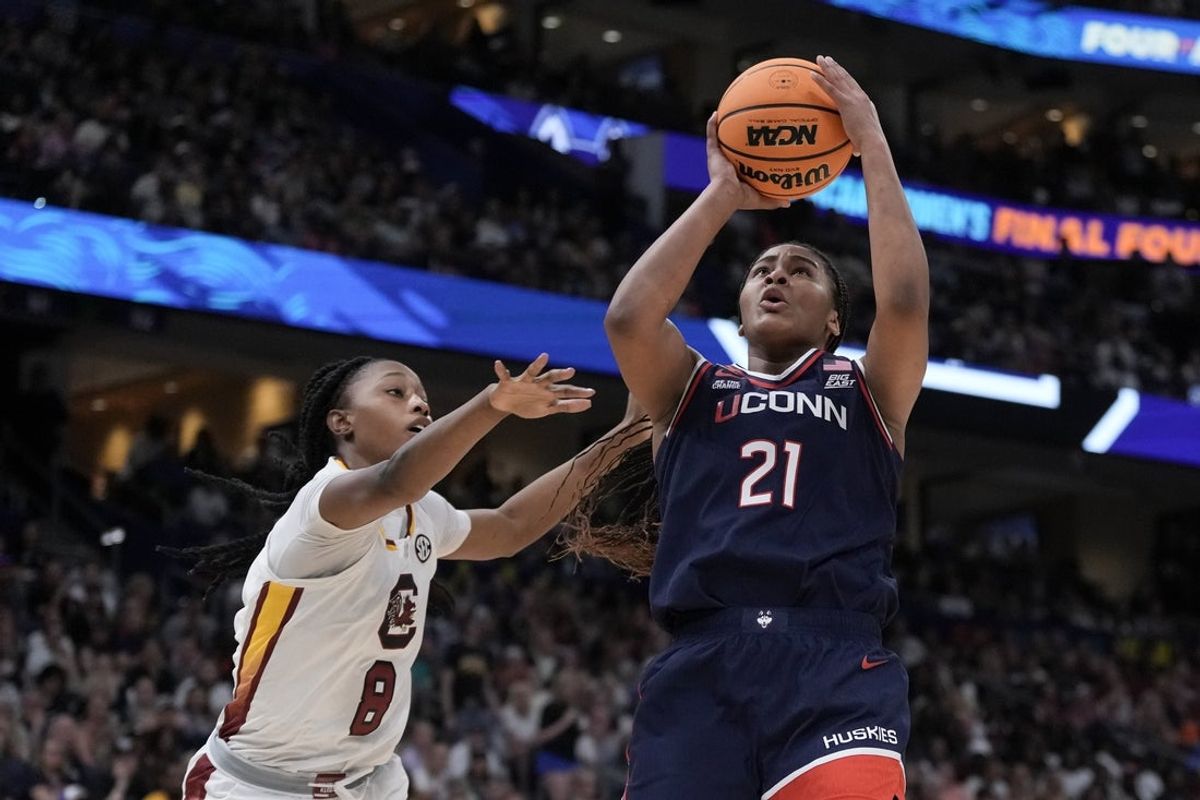 Apr 6, 2025; Tampa, FL, USA; Connecticut Huskies forward Sarah Strong (21) shoots the ball against South Carolina Gamecocks forward Joyce Edwards (8) during the second half of the national championship of the women's 2025 NCAA tournament at Amalie Arena. Mandatory Credit: Kirby Lee-Imagn Images