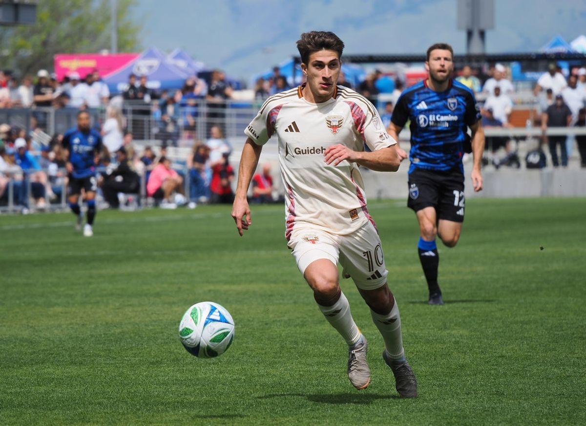 Apr 6, 2025; San Jose, California, USA; DC United attacking midfielder Gabriel Pirani (10) controls the ball ahead of San Jose Earthquakes centre back Dave Romney (12) during the first half at PayPal Park. Mandatory Credit: Kelley L Cox-Imagn Images