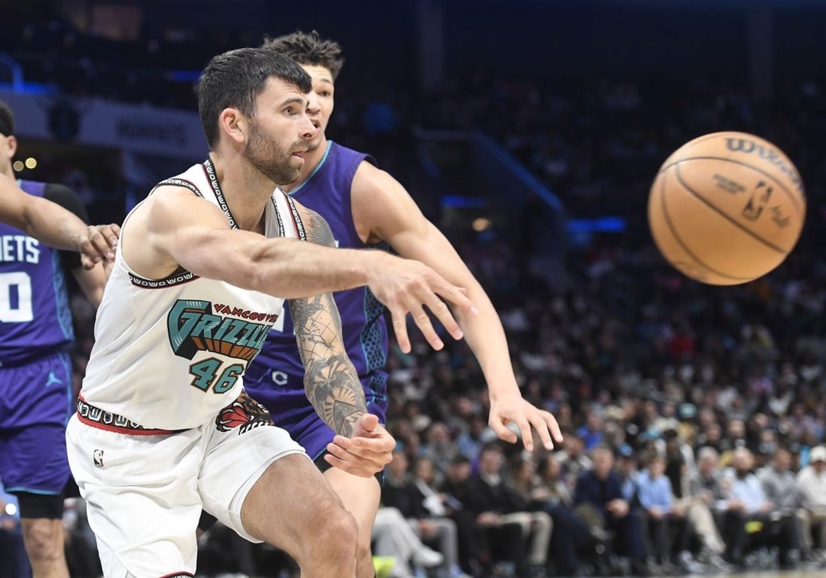 Apr 8, 2025; Charlotte, North Carolina, USA;  Memphis Grizzlies guard John Konchar (46) passes during the second half against the Charlotte Hornets at the Spectrum Center. Mandatory Credit: Sam Sharpe-Imagn Images