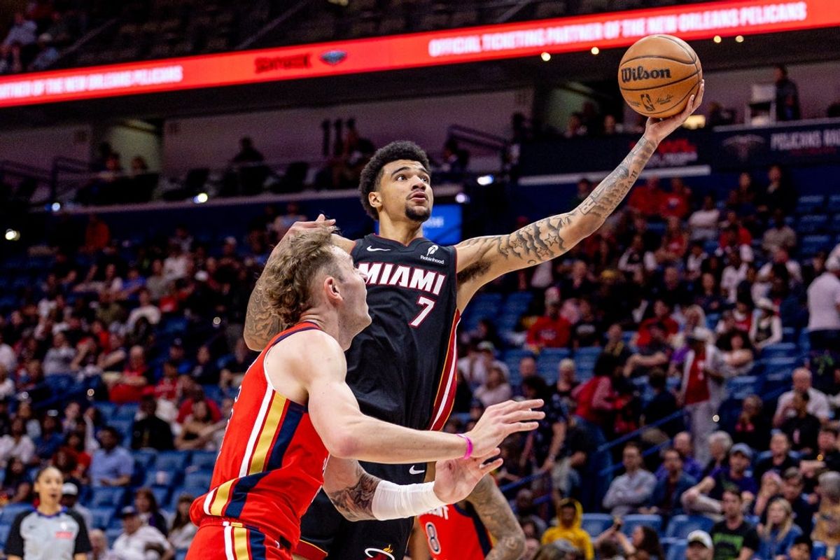 Apr 11, 2025; New Orleans, Louisiana, USA;  Miami Heat center Kel'el Ware (7) drives to the basket against New Orleans Pelicans center Kylor Kelley (35) during the first half at Smoothie King Center. Mandatory Credit: Stephen Lew-Imagn Images