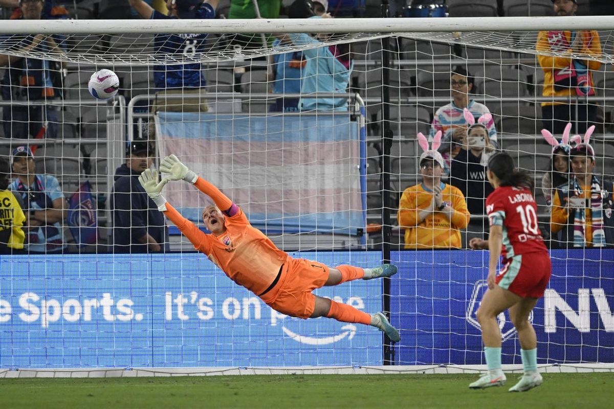 Apr 12, 2025; San Diego, California, USA; Kansas City Current midfielder Lo'eau LaBonta (10) scores past San Diego Wave FC goalkeeper Kailen Sheridan (1) on a penalty kick during the first half at Snapdragon Stadium. Mandatory Credit: Denis Poroy-Imagn Images