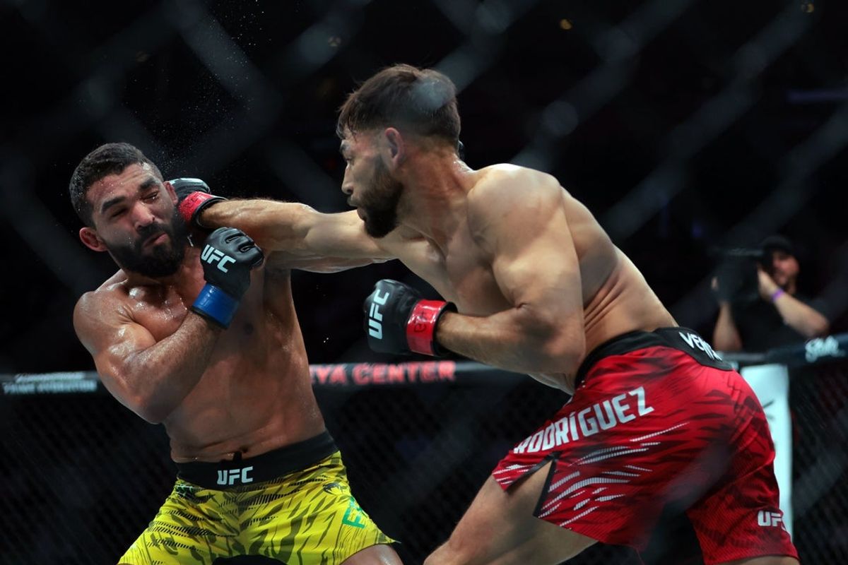 Apr 12, 2025; Miami, Florida, UNITED STATES; Yair Rodriguez (red gloves) fights against Patricio Pitbull (blue gloves) during UFC 314 at Kaseya Center. Mandatory Credit: Sam Navarro-Imagn Images