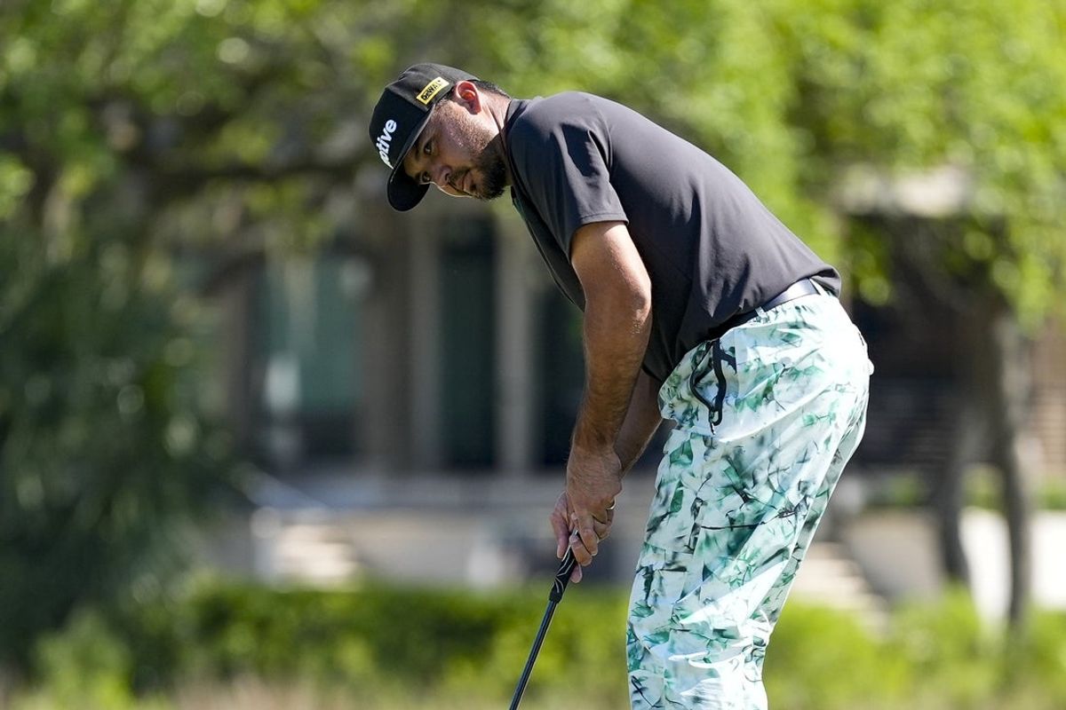 Apr 17, 2025; Hilton Head, South Carolina, USA; Jason Day putts on 17 during the first round of the RBC Heritage golf tournament. Mandatory Credit: Jim Dedmon-Imagn Images