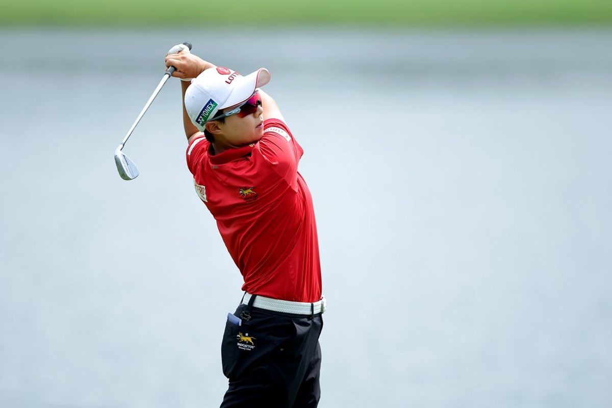 Apr 25, 2025; The Woodlands, Texas, USA; Hyo Joo Kim Korea hits an shot onto the green at the 18th hole during the second round of The Chevron Championship golf tournament. Mandatory Credit: Erik Williams-Imagn Images