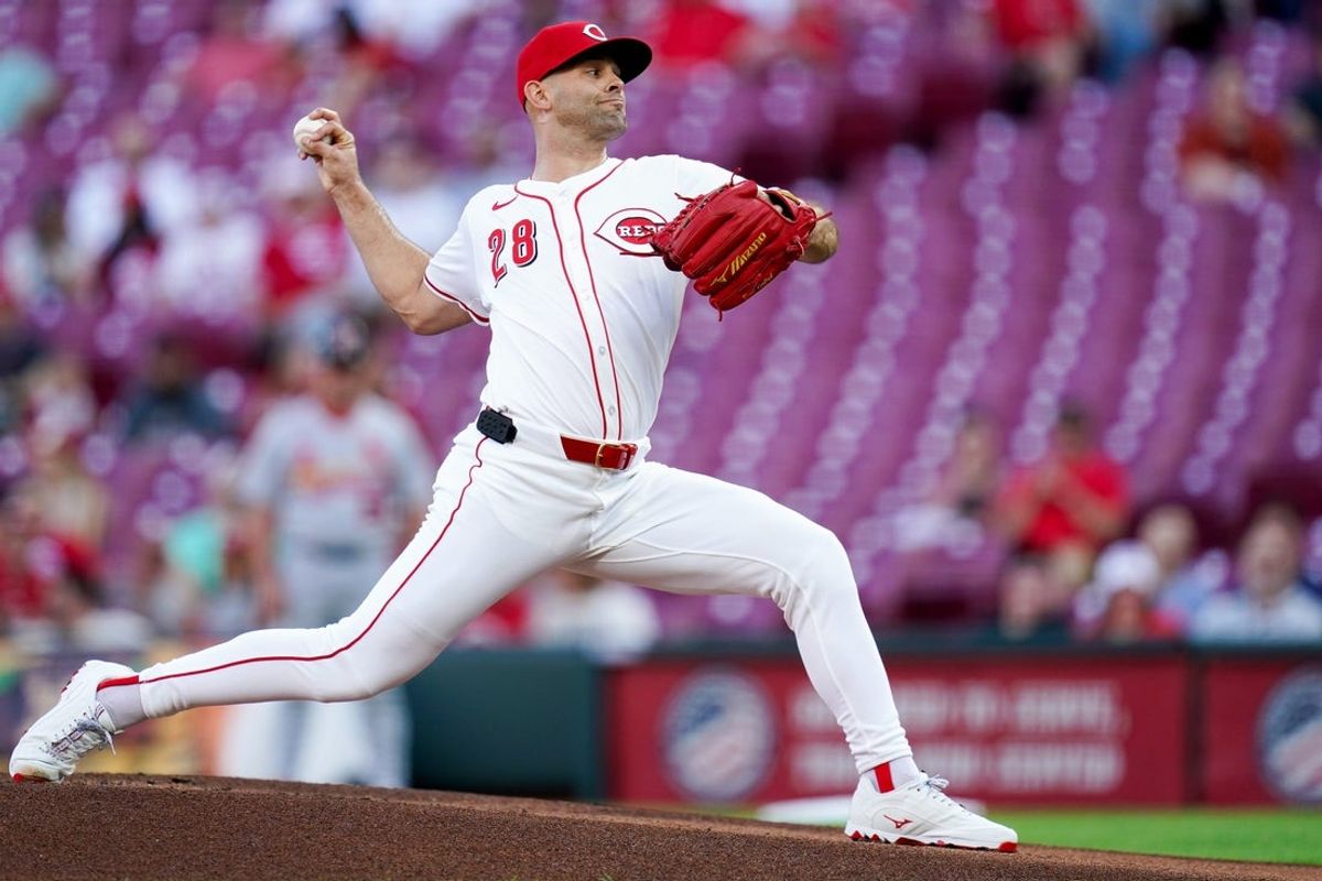 Cincinnati Reds pitcher Nick Martinez (28) throws a pitch in the first inning of a MLB game between the Cincinnati Reds and St. Louis Cardinals, Monday, April 28, 2025, at Great American Ball Park in Downtown Cincinnati.