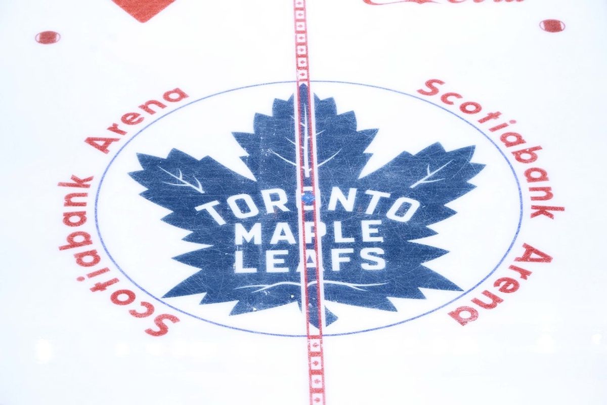 20 de abril de 2025; Toronto, Ontário, CAN; O logotipo do Toronto Maple Leafs no centro do gelo antes do primeiro jogo da primeira rodada dos Playoffs da Stanley Cup de 2025 contra o Ottawa Senators na Scotiabank Arena. Crédito obrigatório: John E. Sokolowski-Imagn Images
