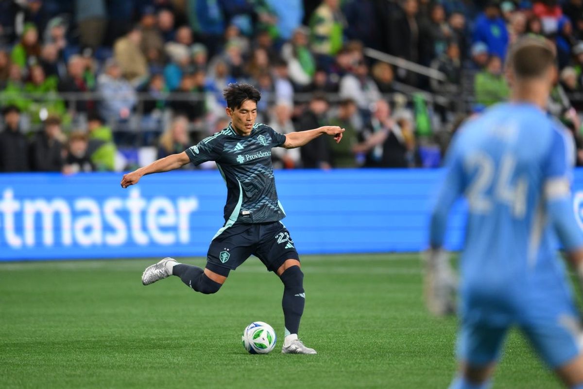 May 3, 2025; Seattle, Washington, USA; Seattle Sounders FC midfielder Kim Kee-Hee (20) passes the ball against the St. Louis City FC  during the second half at Lumen Field. Mandatory Credit: Steven Bisig-Imagn Images