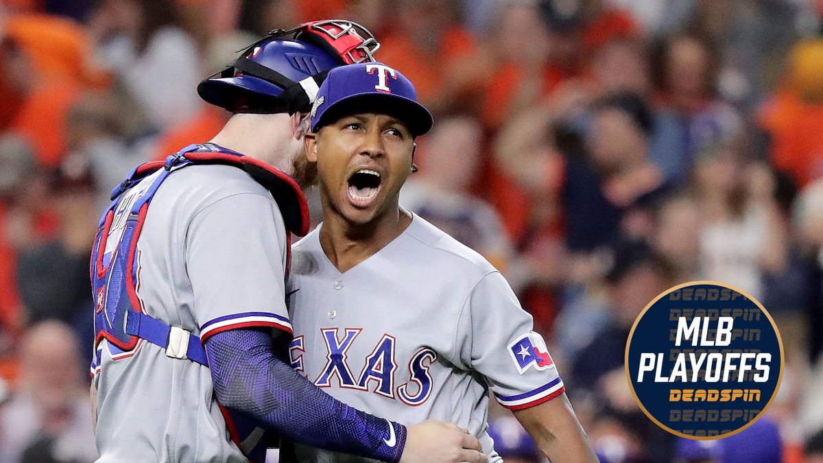 José Leclerc y Jonah Heim celebran el cierre del Juego 2 de los Rangers.