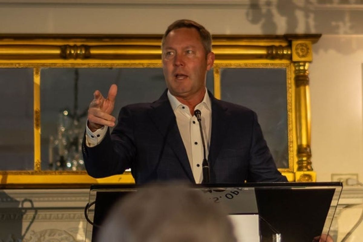O CEO da USGA, Mike Whan, fala durante o evento do dia da mídia do US Open de 2025 no Oakmont Country Club em 6 de maio de 2025.
