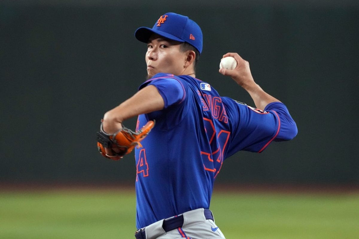 May 7, 2025; Phoenix, Arizona, USA; New York Mets pitcher Kodai Senga (34) throws against the Arizona Diamondbacks in the first inning at Chase Field. Mandatory Credit: Rick Scuteri-Imagn Images